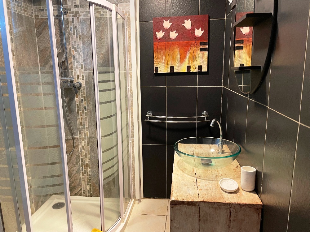 Salle de bain rez de chaussée
Location vacances Shamballa Sainte Anne Martinique