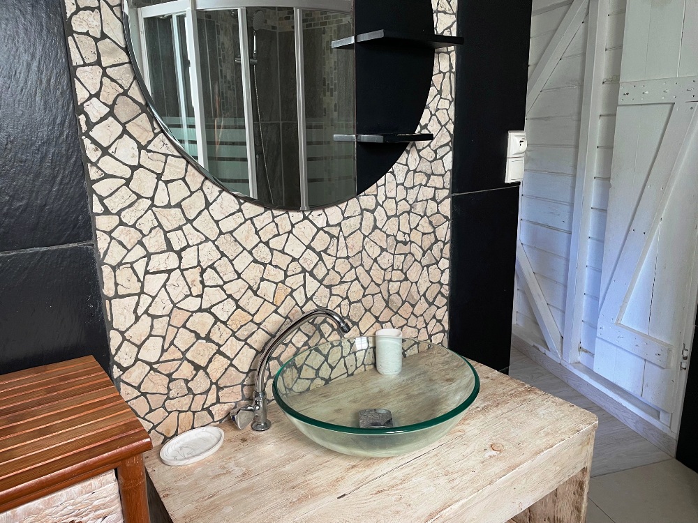 Salle de bain étage
Location vacances Shamballa Sainte Anne Martinique